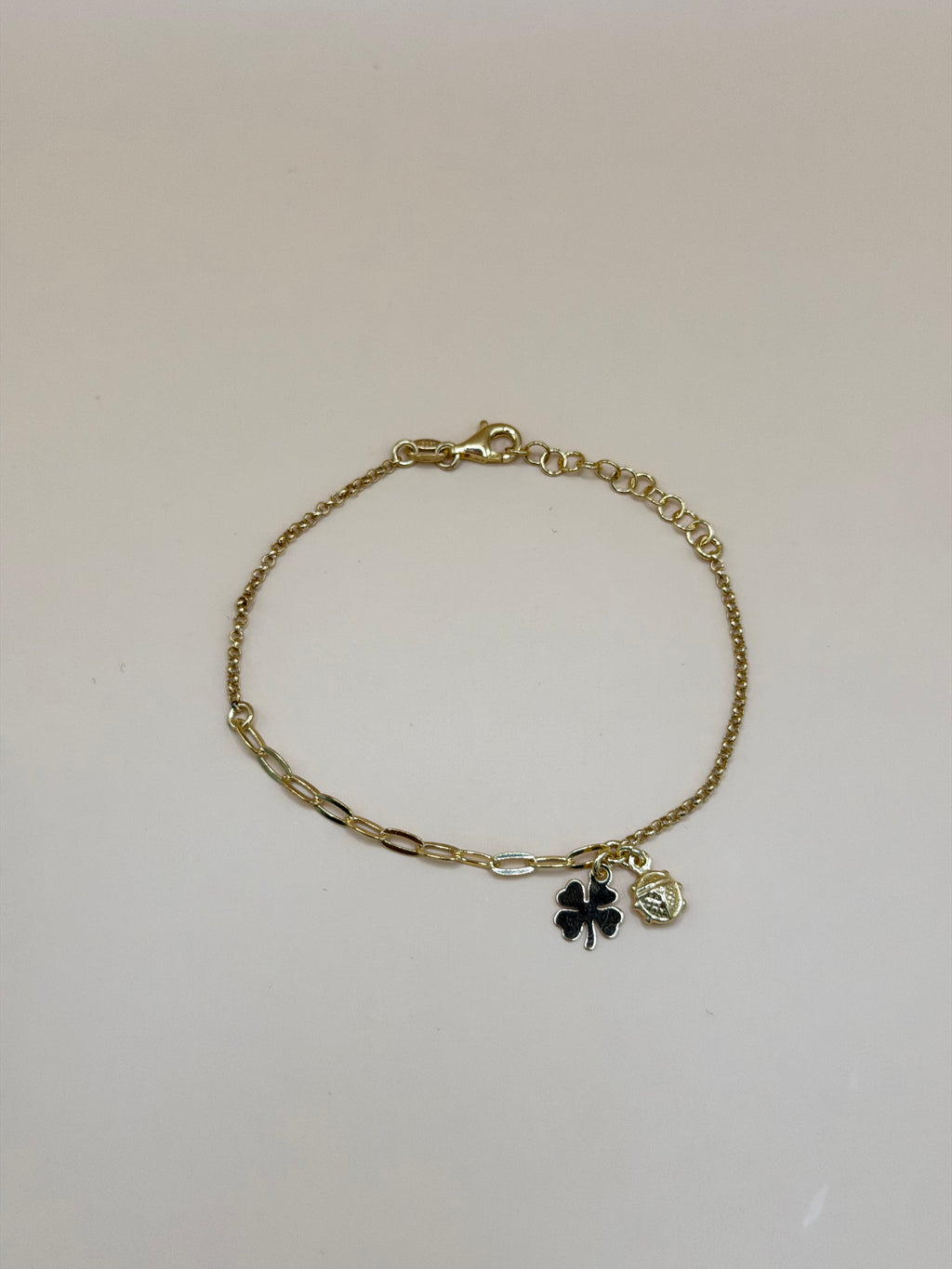 “Spoleto” – Vergoldetes Glücksarmband mit Kleeblatt & Marienkäfer