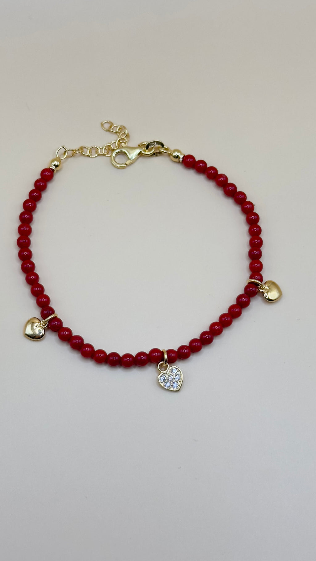 “Siena” – Armband mit roten Perlen & vergoldeten 925er Silber Herzanhängern
