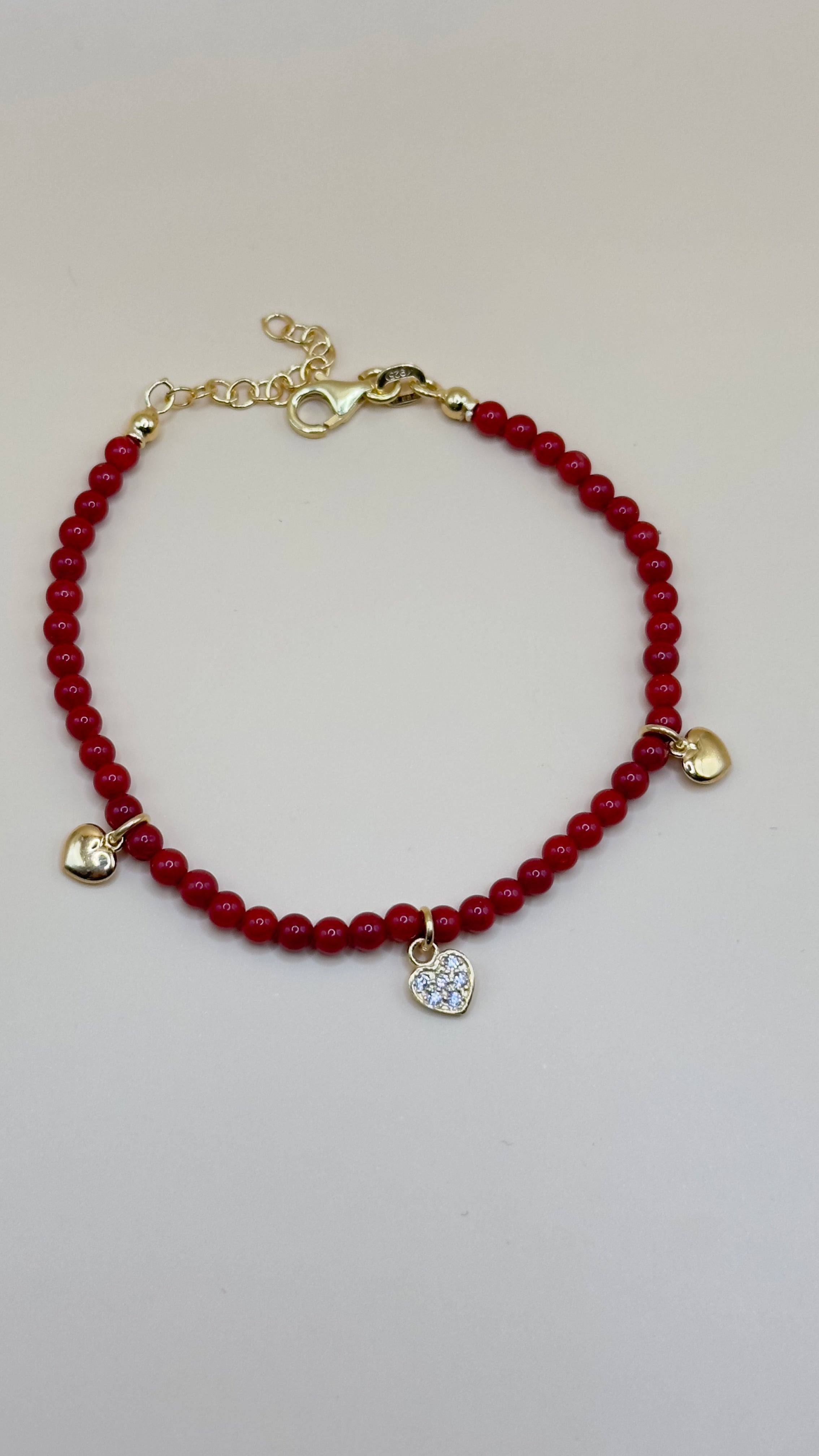 “Siena” – Armband mit roten Perlen & vergoldeten 925er Silber Herzanhängern