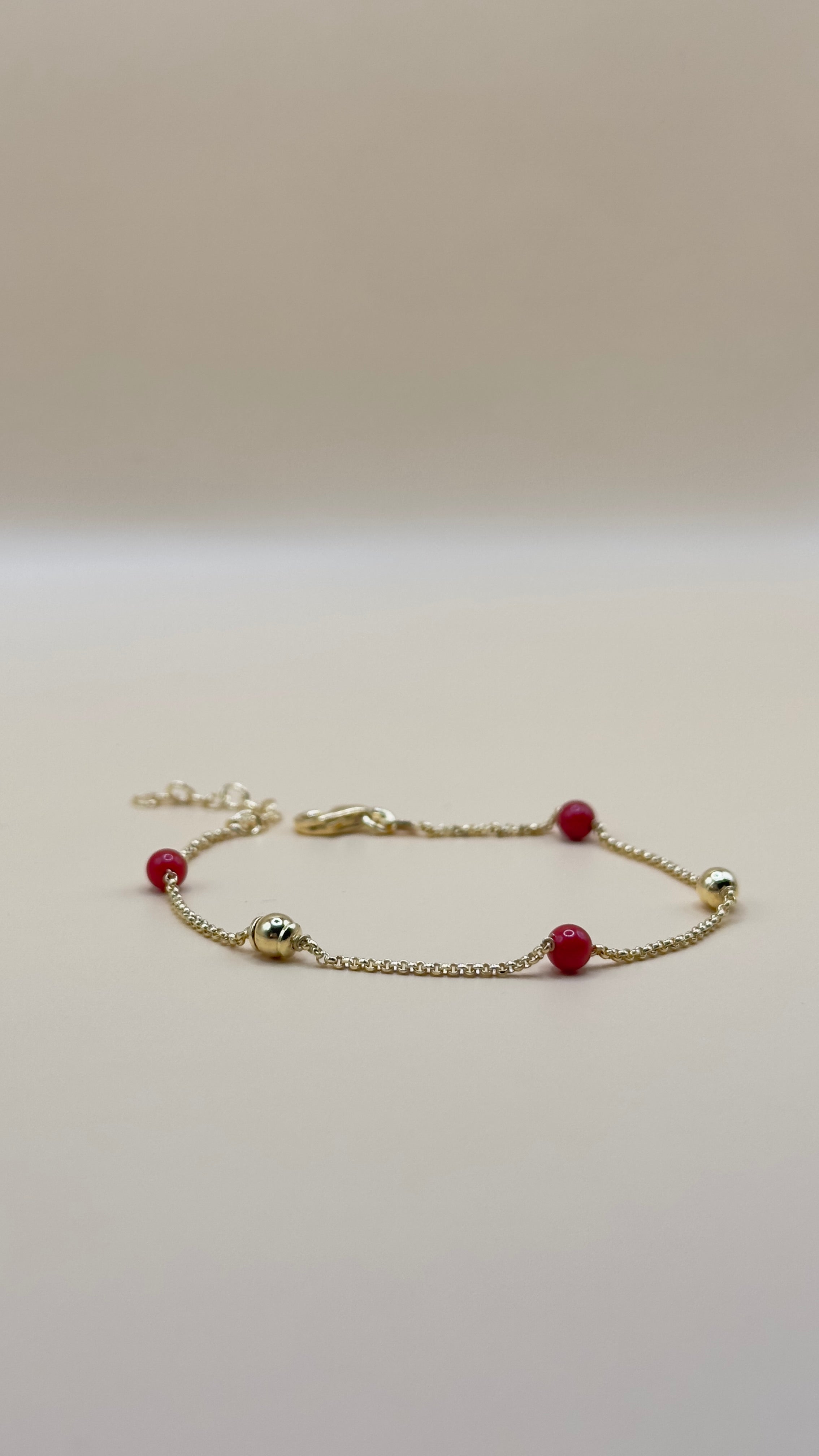 “Bologna” – Vergoldetes Armband mit roten Perlen