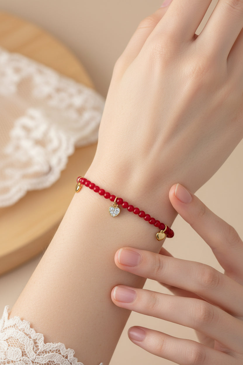 “Siena” – Armband mit roten Perlen & vergoldeten 925er Silber Herzanhängern