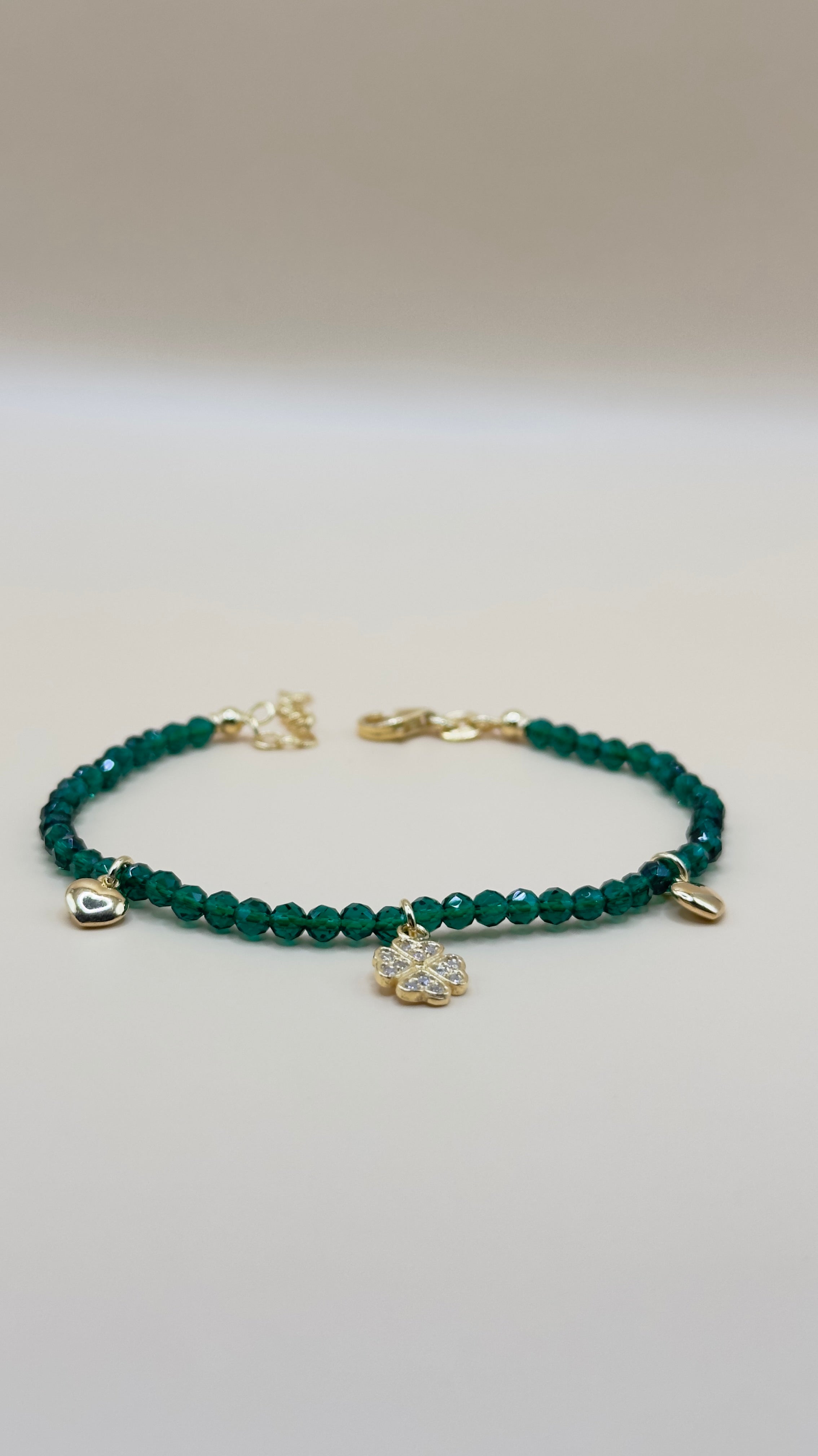 “Palermo” – Armband aus 925er Silber mit grünen Kristallen & Glücksanhängern