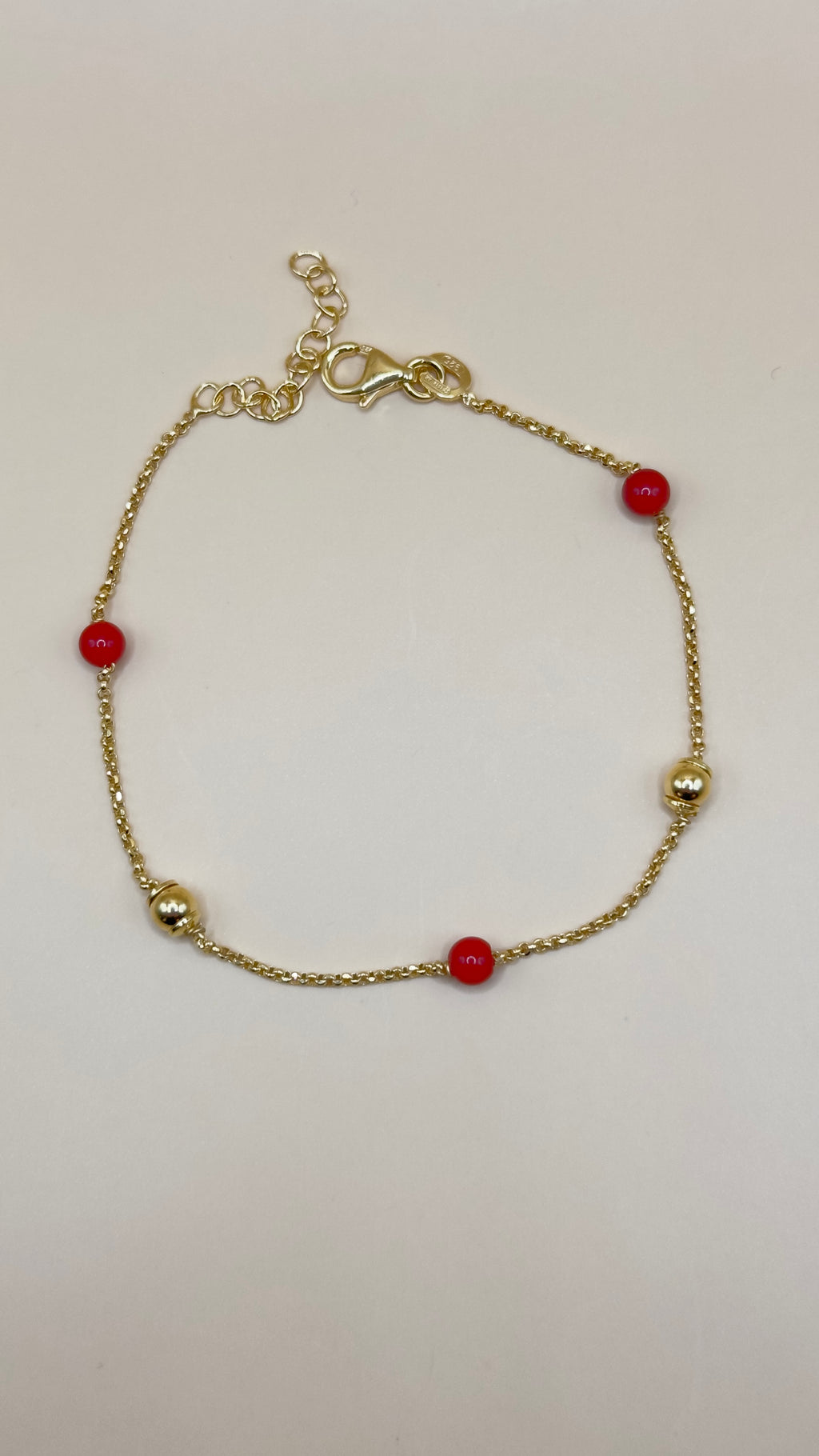 “Bologna” – Vergoldetes Armband mit roten Perlen