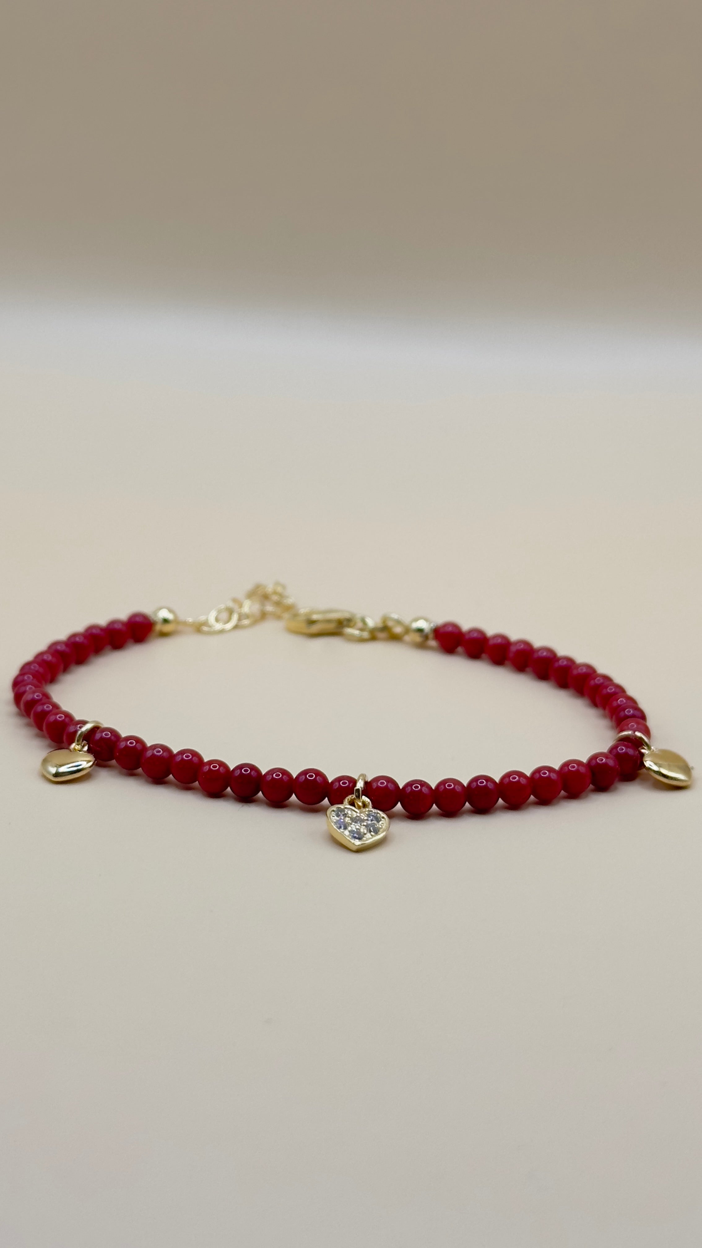 “Siena” – Armband mit roten Perlen & vergoldeten 925er Silber Herzanhängern