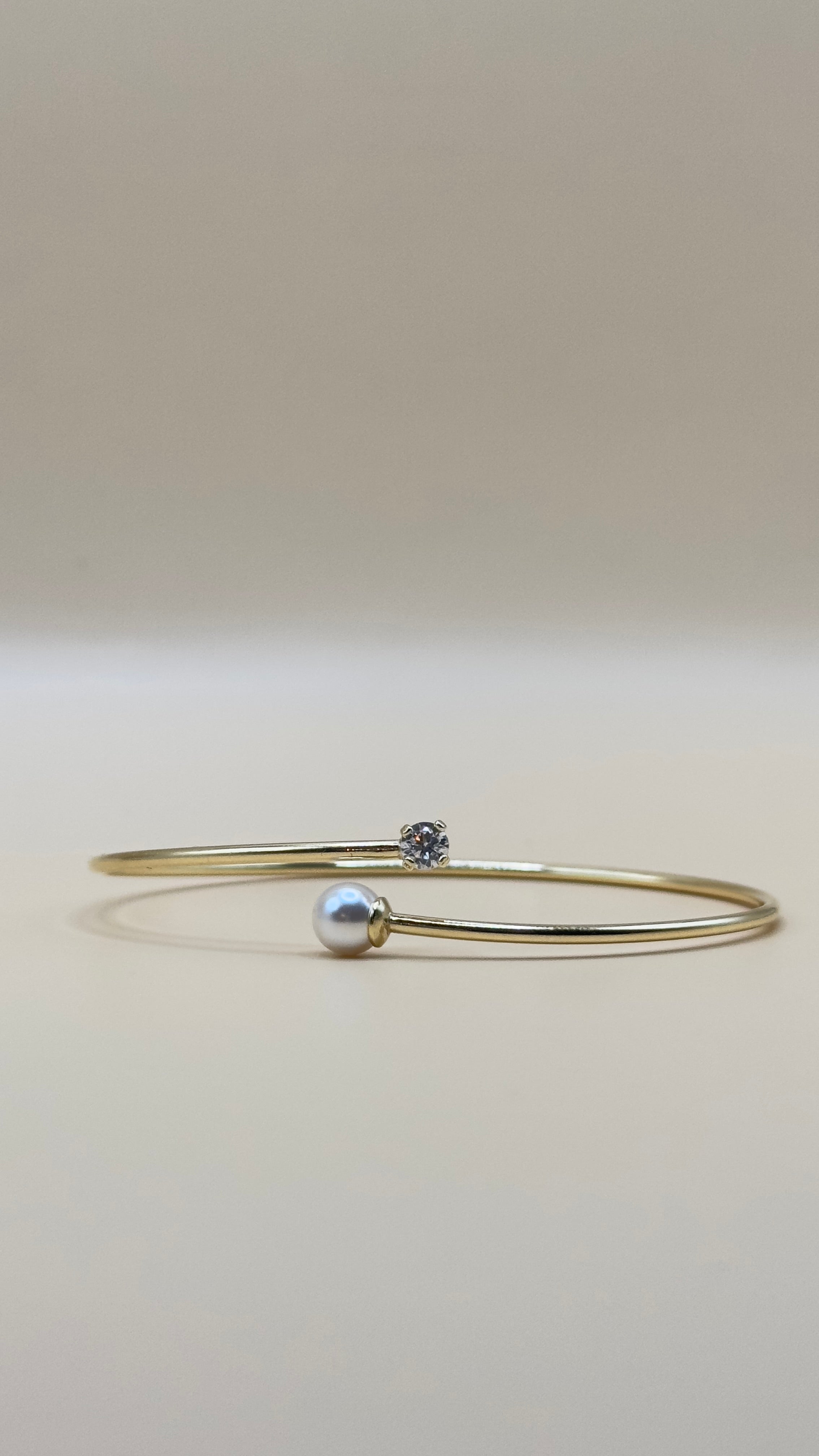 “Lucca” – 925 Silber Armreif mit Perle & Zirkonia