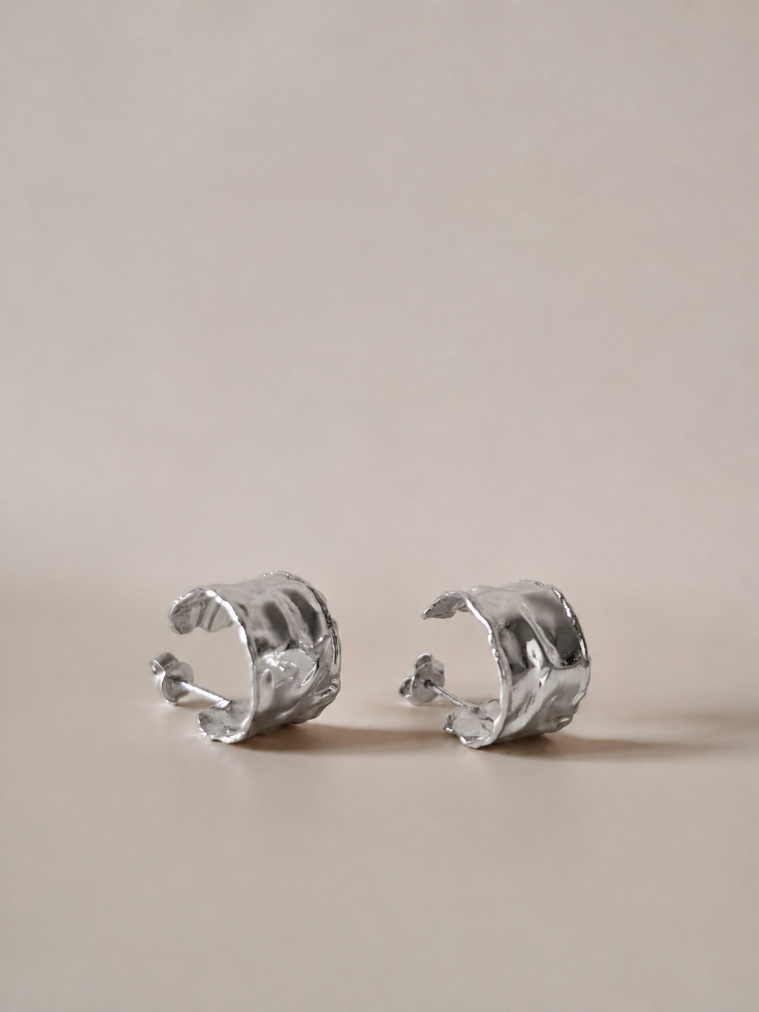 Onda – Organisch geformte Creolen mit Hammerschlagstruktur