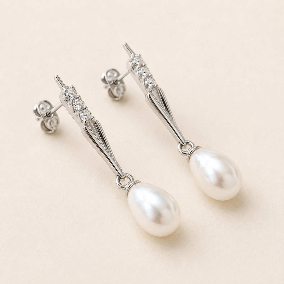 Perlacea – Ohrhänger mit Tropfenperle und Zirkonia