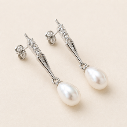 Perlacea – Ohrhänger mit Tropfenperle und Zirkonia