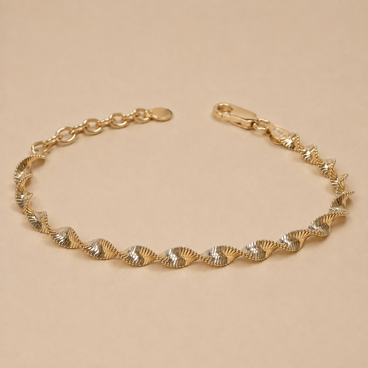 Bellagio – Vergoldetes Kettenarmband mit gedrehter Gliederstruktur