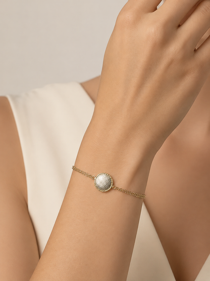 Orvieto – Vergoldetes Doppelarmband mit strukturierter Scheibe