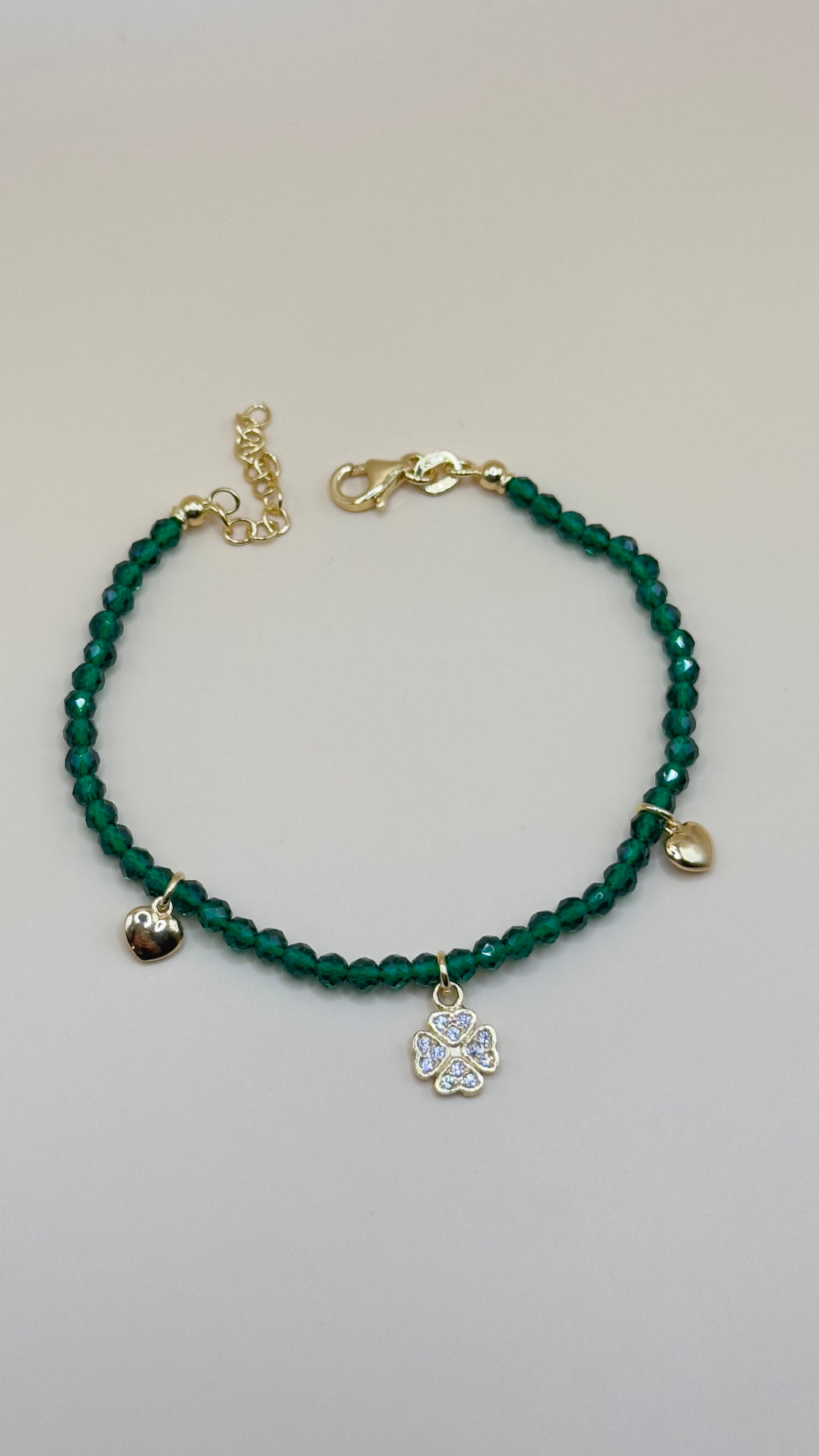 “Palermo” – Armband aus 925er Silber mit grünen Kristallen & Glücksanhängern