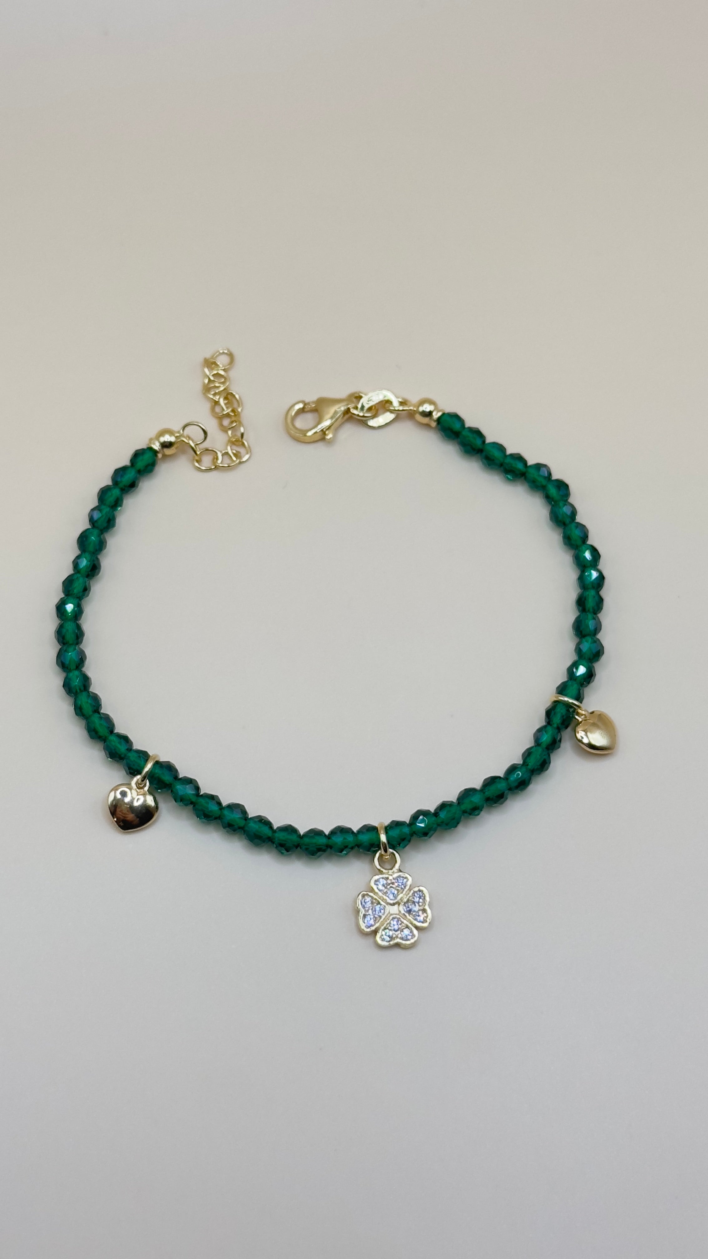 “Palermo” – Armband aus 925er Silber mit grünen Kristallen & Glücksanhängern