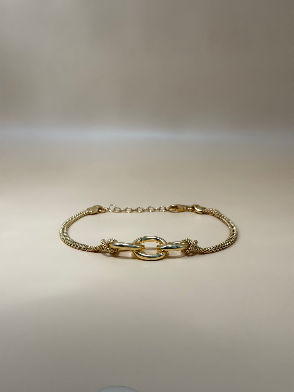 "Ferrara" – Armband mit ineinander verschlungenen Ringen aus vergoldetem Silber