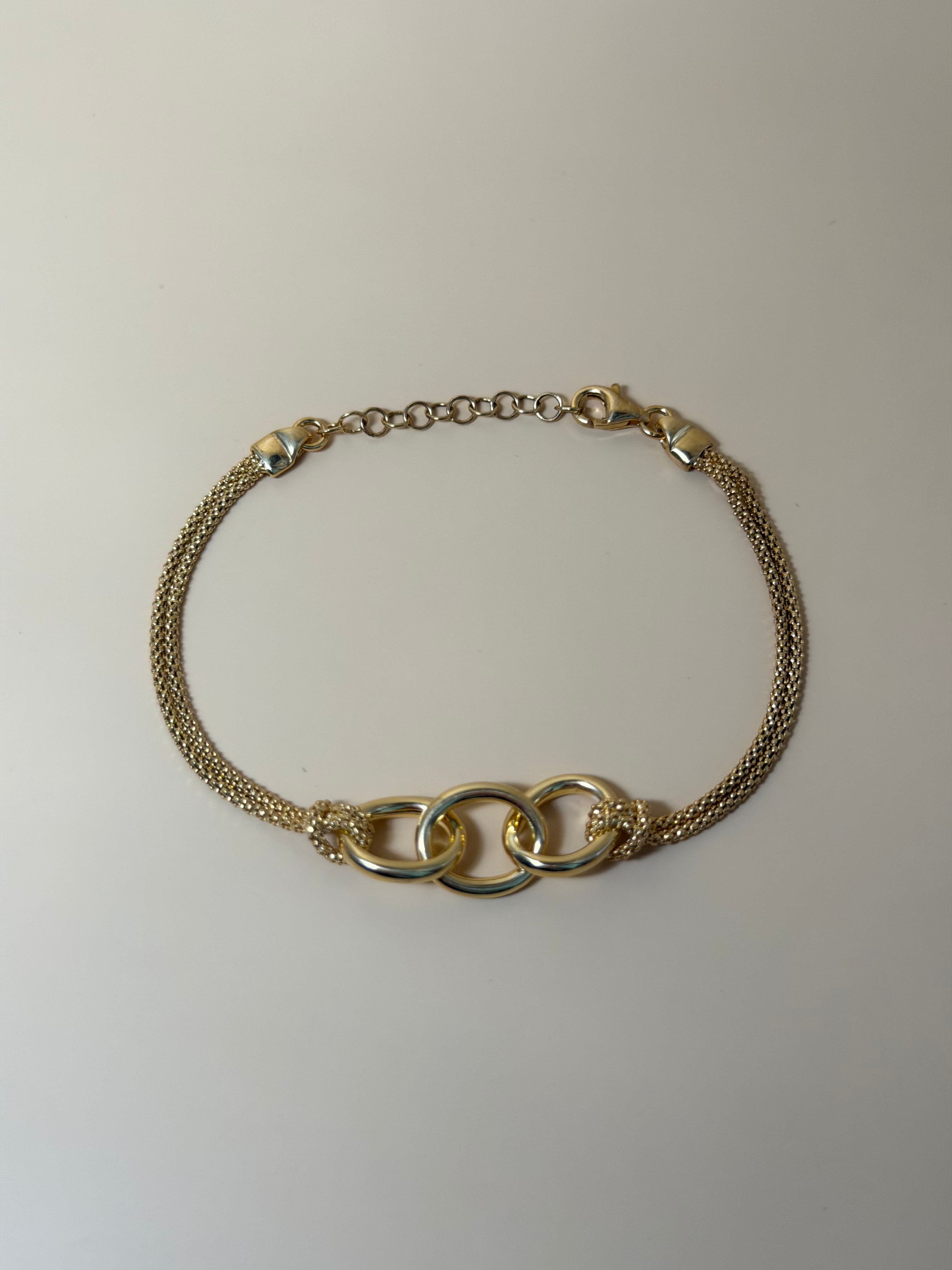 "Ferrara" – Armband mit ineinander verschlungenen Ringen aus vergoldetem Silber