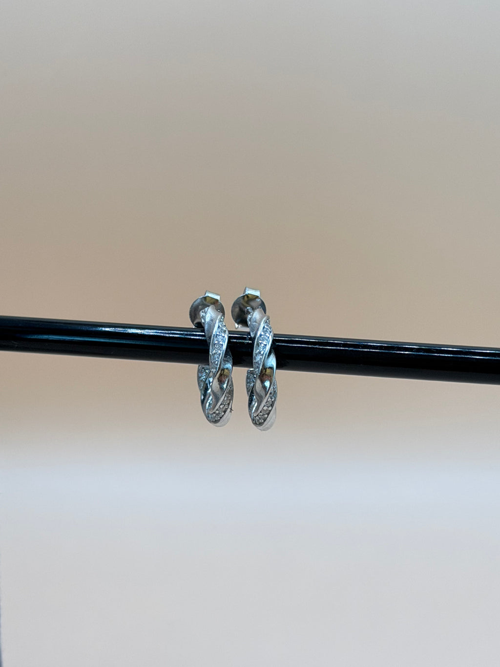 "TORSERA" Gedrehte Creolen aus 925 Sterlingsilber mit weissen Zirkonen