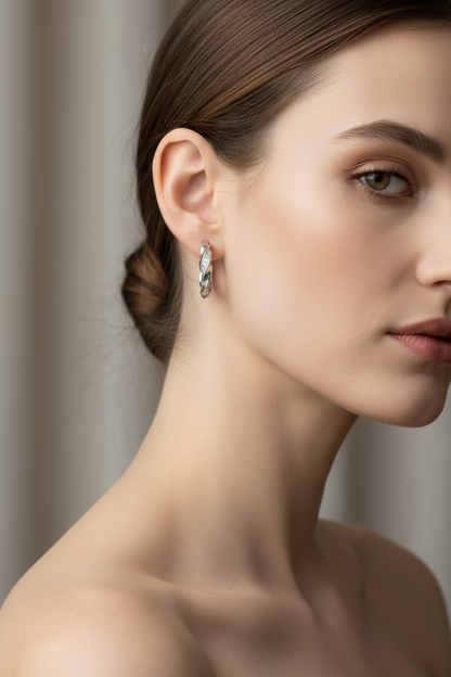 "TORSERA" Gedrehte Creolen aus 925 Sterlingsilber mit weissen Zirkonen