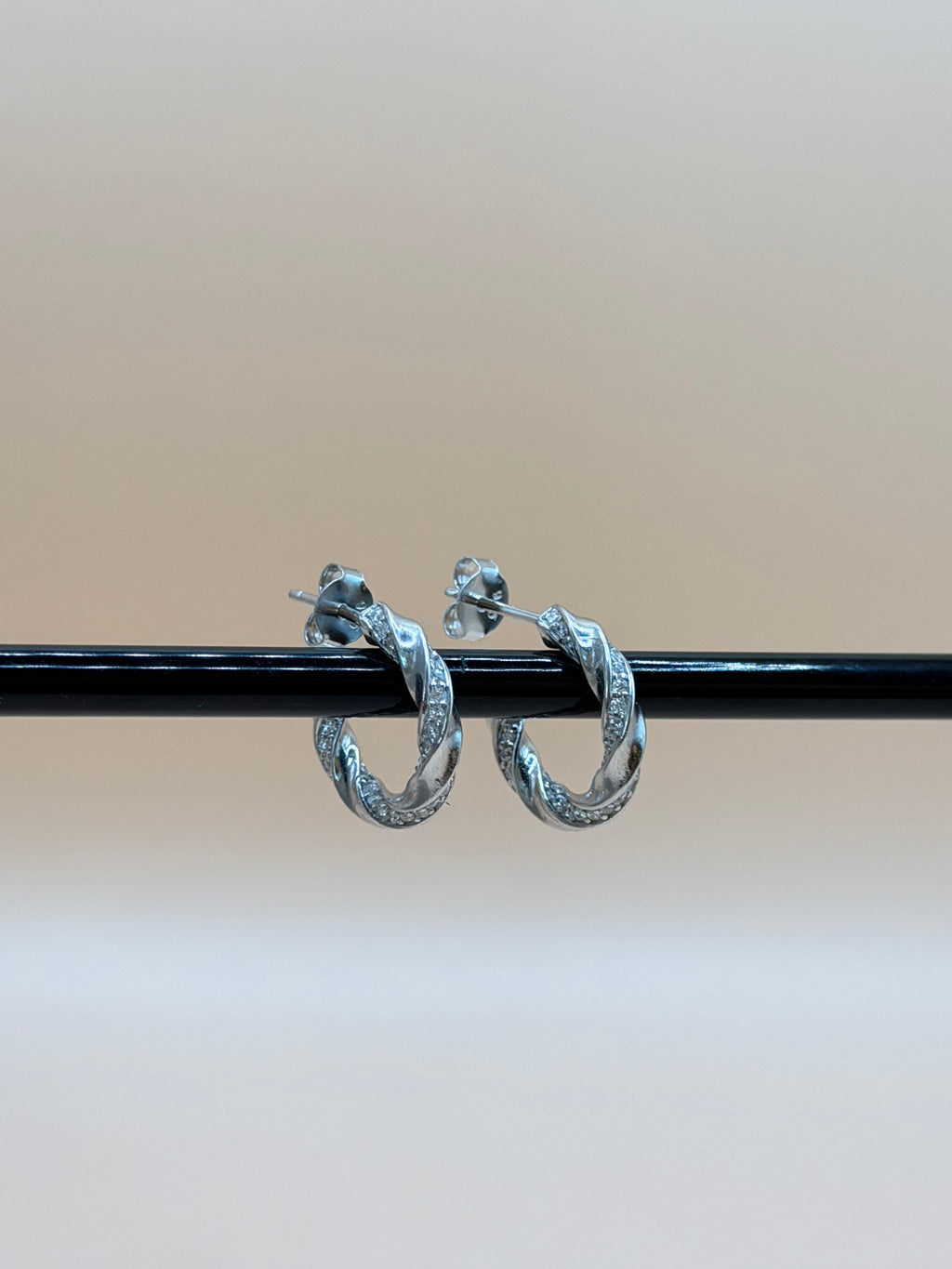 "TORSERA" Gedrehte Creolen aus 925 Sterlingsilber mit weissen Zirkonen