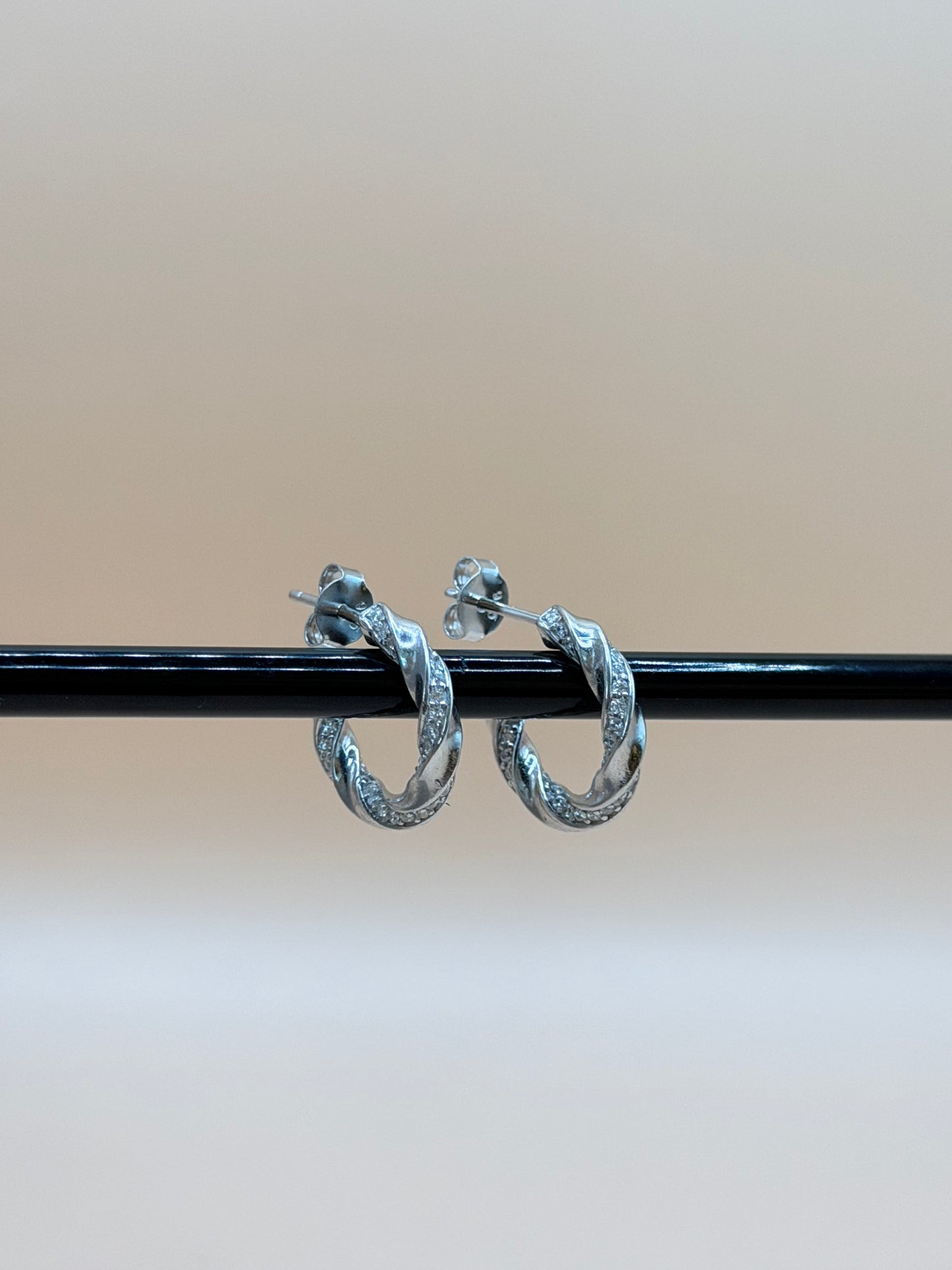 "TORSERA" Gedrehte Creolen aus 925 Sterlingsilber mit weissen Zirkonen