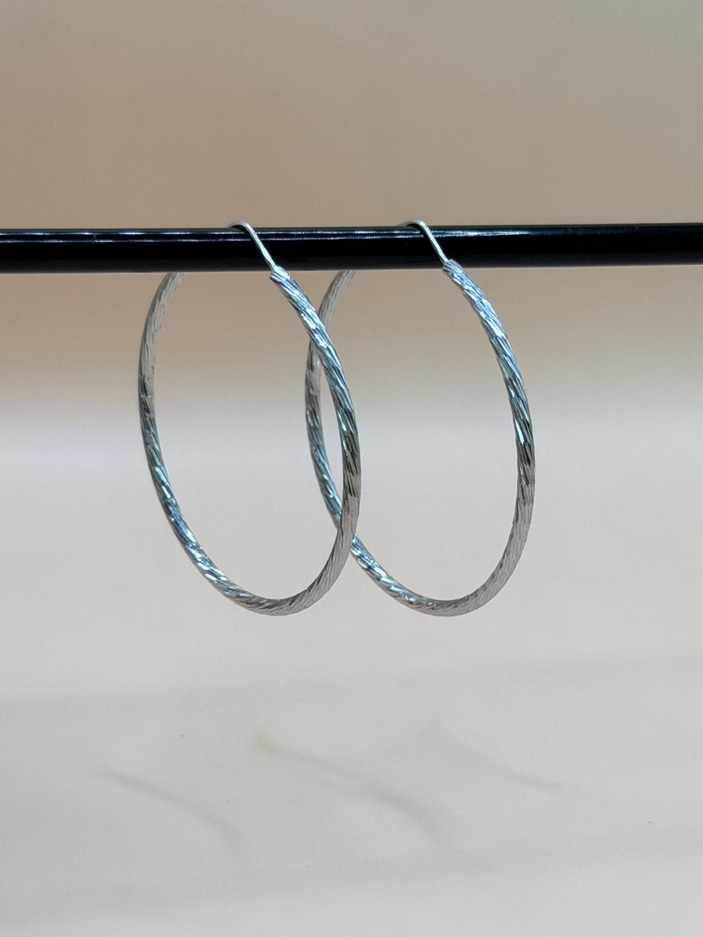 "RIFLESSO" Gedrehte Creolen aus 925 Sterling Silber