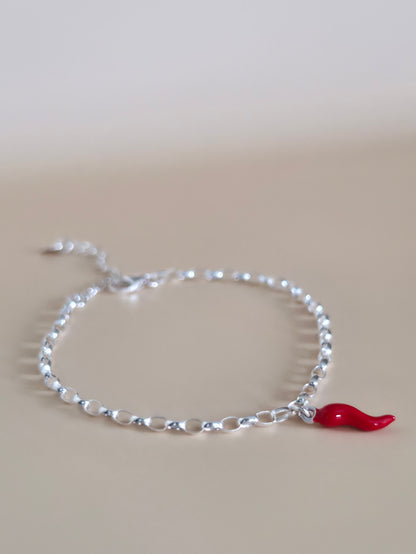 "Scilla" Armband aus 925 Sterlingsilber mit rotem Glückshorn